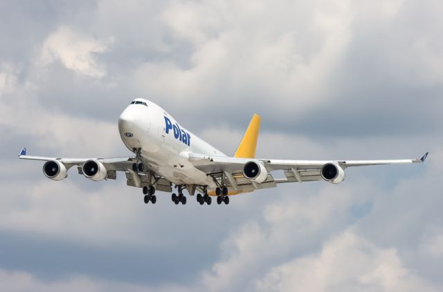 Boeing 747-400 — - runway 27 landing