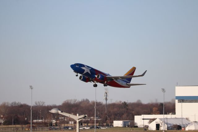 Boeing 737-700 (N931WN) - "Lone Star One" with a VERY early rotation.