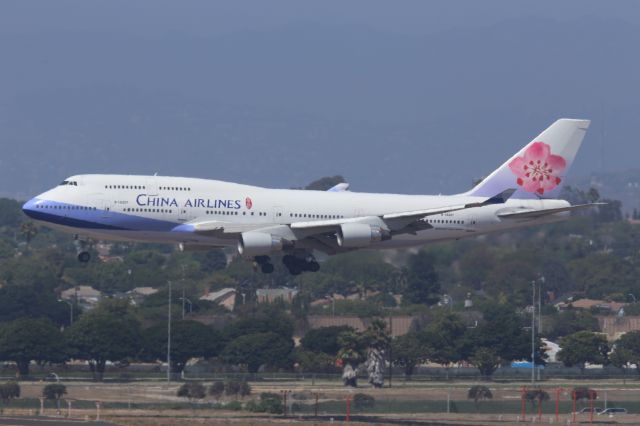 Boeing 747-400 (B-18207)