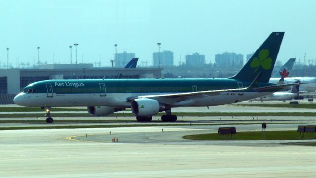 Boeing 757-200 (EI-LBR) - Boeing 757 - Pearson Airport YYZ - 25 avril 2016