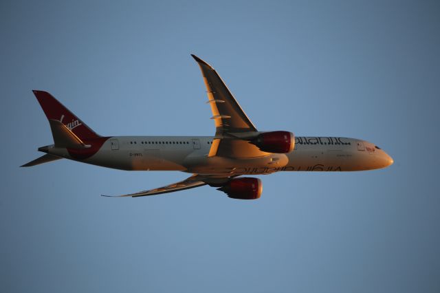 Boeing 787-9 Dreamliner (G-VNYL)