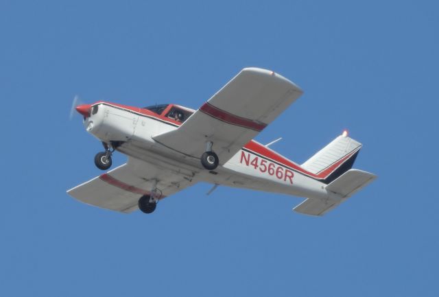 Piper Cherokee (N4566R)