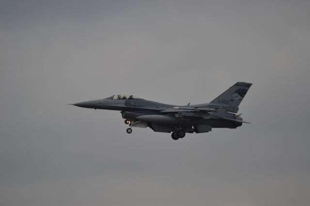 Lockheed F-16 Fighting Falcon (N88452) - 88452 assigned to 114 FW in Sioux Fall SD landing Runway 33 -10-25-2012