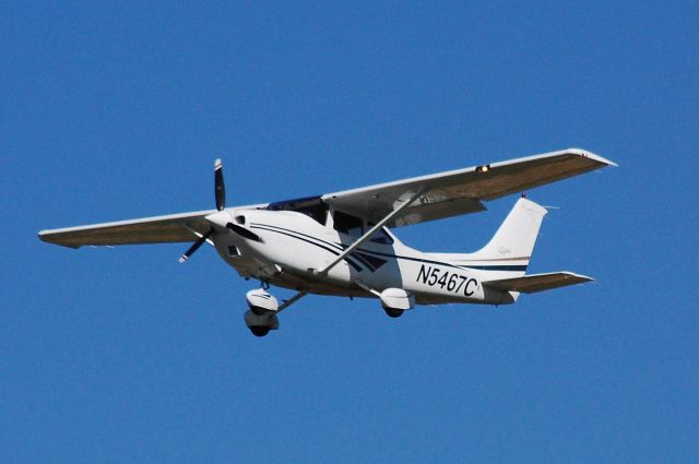 Cessna Skylane (N5467C) - A Skylane glides by on its way to a landing on 17L in Centennial, Colorado at KAPA on Aug. 27.