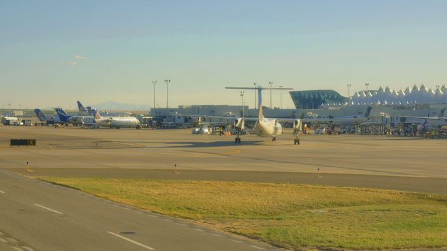 — — - United Express evening ops at KDEN.