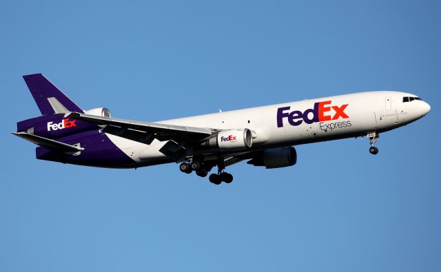 Boeing MD-11 (N592FE) - Short Final to Rwy 25