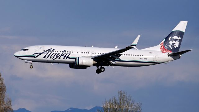 Boeing 737-800 (N532AS) - ASA76 from JNU on final to SEA Rwy 34L on 3.28.19. (B737-890(WL) / ln 3317 / cn 36346).