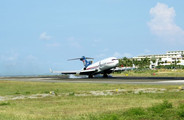 Boeing 727-100 (N598AJ)