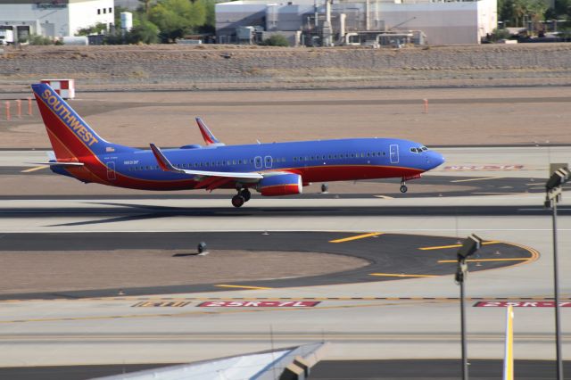 Boeing 737-800 (N8319F)