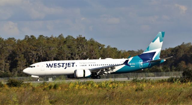 Boeing 737 MAX 8 (C-FEWJ) - 10/15/22 landing Rwy 35R