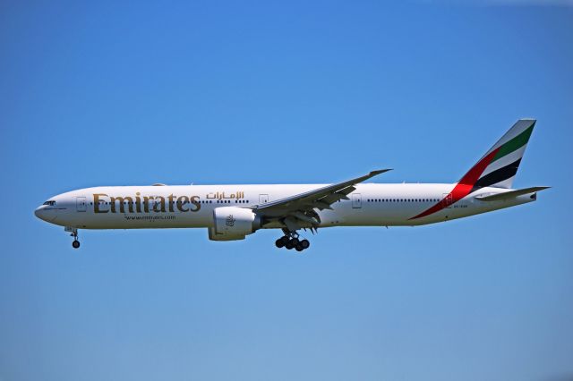 Boeing 777-200 (A6-EQK)