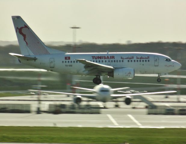 BOEING 737-600 (TS-IOQ)