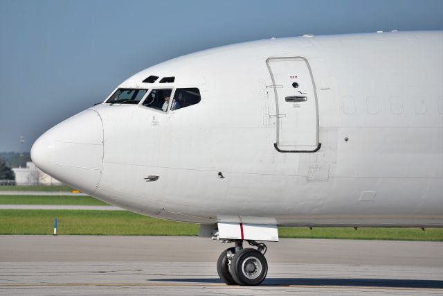 BOEING 727-200 (N215WE) - Classic profile. 08-18-22