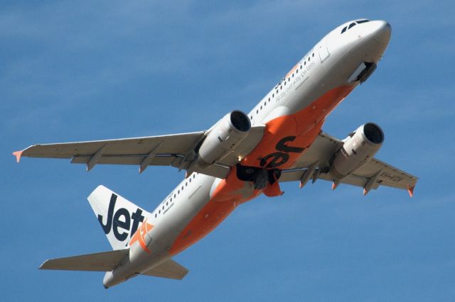 Airbus A320 (VH-VQV) - Heading skywards off runway 23. Thursday, 4th April 2013.