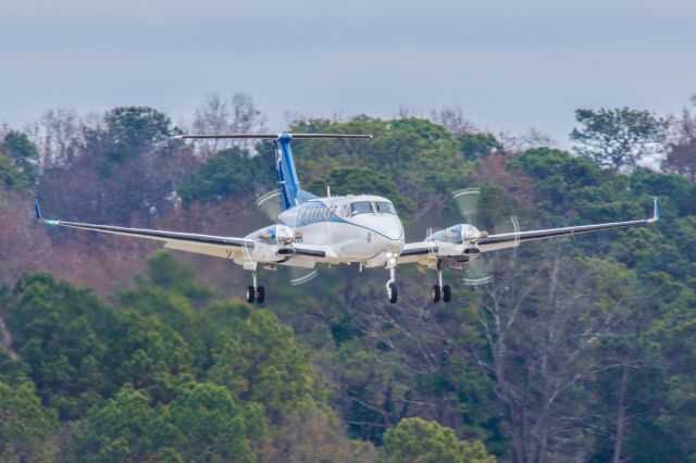 Beechcraft Super King Air 350 (N808UP) - This is a photo of N808UP, a 2013 Beechcraft Super King Air 350 on final for Atlanta's PDK executive airport. I shot this with my Canon 800mm lens. The camera settings were 1/250 shutter, F14 ISO 400. I really appreciate POSITIVE VOTES & POSITIVE COMMENTS. Please check out my other aircraft photography. Questions about this photo can be sent to Info@FlewShots.com