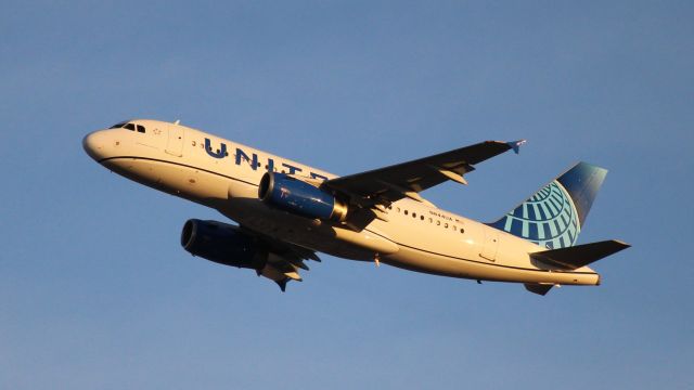 Airbus A319 (N844UA)
