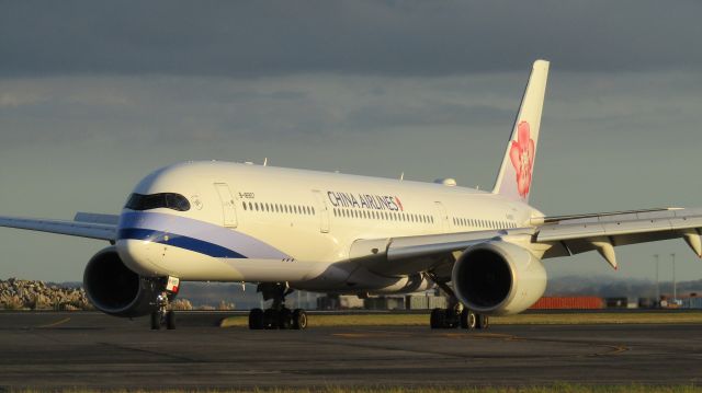 Airbus A350-900 (B-18907) - Turning off 05R in some golden light.