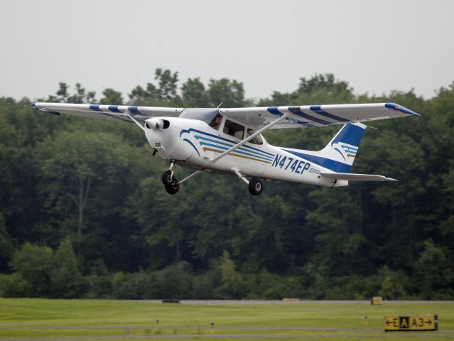 Cessna Skyhawk (N474EP) - Take off runway 26.