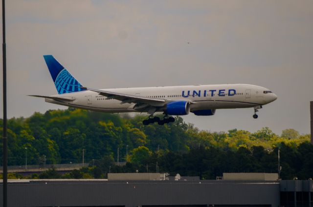 Boeing 777-200 (N788UA)