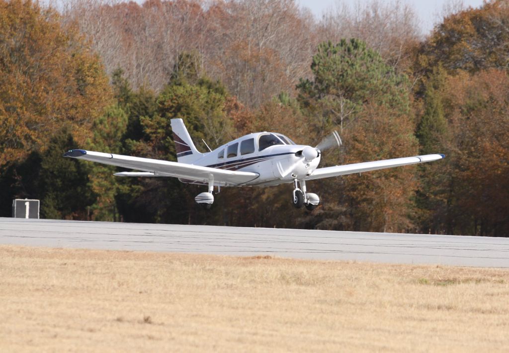 Piper Cherokee (N76957)