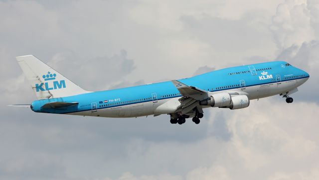 Boeing 747-400 (PH-BFE) - Diverted from IAH due to bad weather. Now it's going back to IAH.
