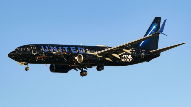 Boeing 737-800 (N36272) - United Star Wars on approach to runway 27