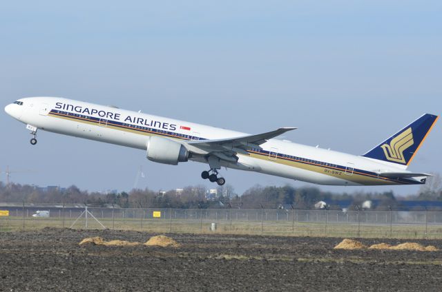 BOEING 777-300ER (9V-SWZ) - St. Magleby RWY04R