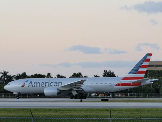 Boeing 777-200 (N772AN)