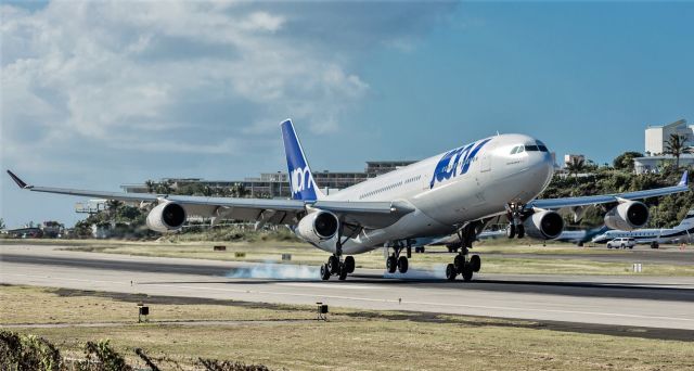 Airbus A340-300 (F-GLZK)