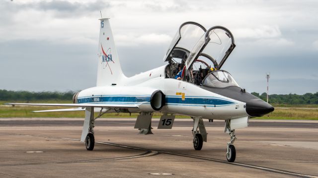 Northrop T-38 Talon (N915NA) - A NASA T38N taxis in for a FINI flight celebration on 21 May 2025