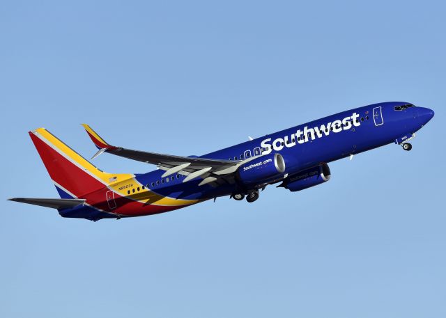 Boeing 737-800 (N8503A)