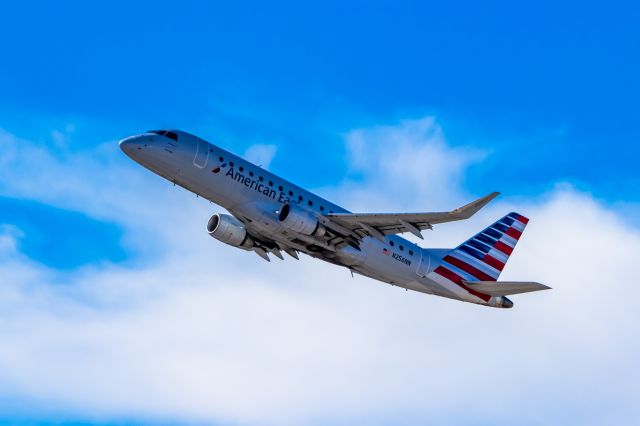 Embraer 175 (N256NN) - Envoy Air Embraer 175 taking off from PHX on 11/5/22. Taken with a Canon 850D and Tamron 70-200 G2 lens.