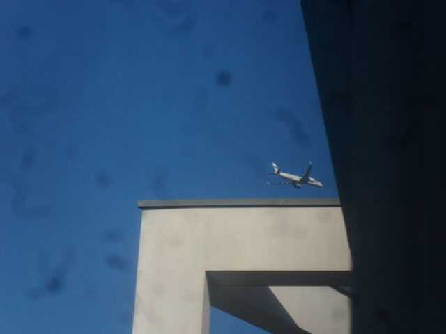 — — - Aus meinem Zimmerfenster ca. 4 Kilometer vom Flughafen Hamburg entfernt fotografiert. Wahrscheinlich eine 787 von Finnair!