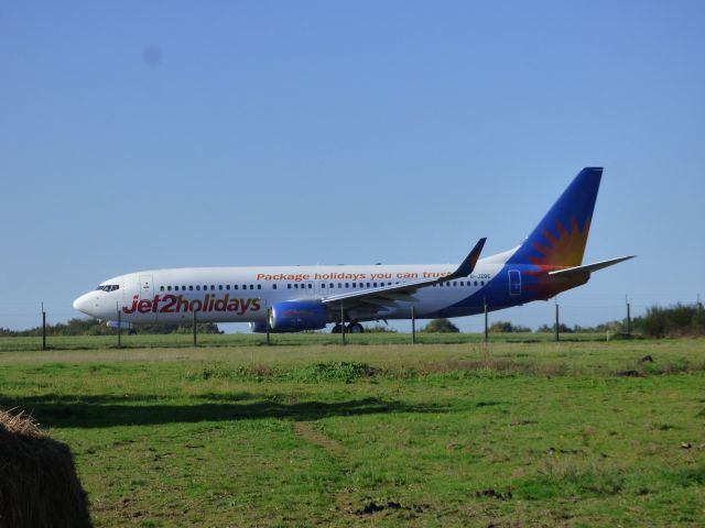 Boeing 737-700 (G-JZBE) - Aux abords de l'aéroport de Nantes. L'avion va en bout de piste pour le décollage