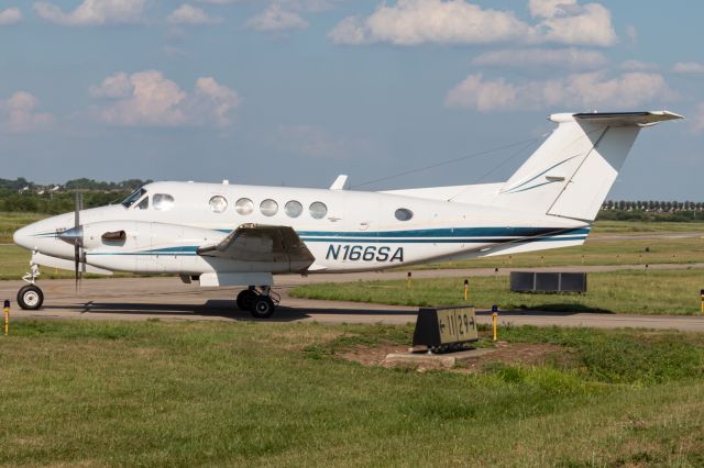 Beechcraft Super King Air 300 (N166SA) - A Beechcraft King Air 300 taxis to runway 11 at Butler County.