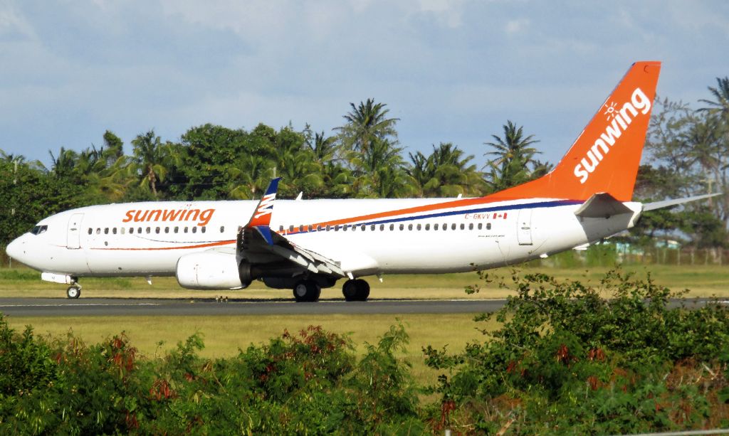 Boeing 737-800 (C-GKVV)