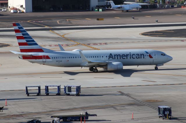 Boeing 737-800 (N915AN)