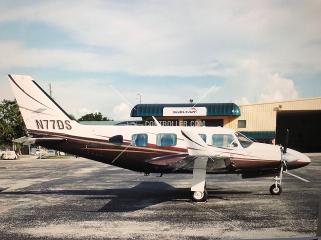 Piper Navajo (N77DS)