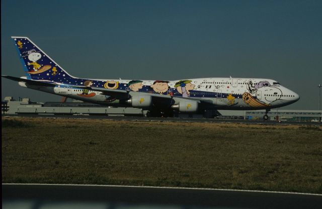 Boeing 747-400 (domestic, no winglets) (JA8965) - Taxing at Tokyo-Haneda Intl Airport on 1997/12/11 " Skiing Snoopy c/s "