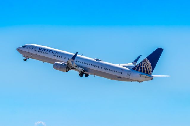 Boeing 737-900 (N68821) - United Airlines 737-900 taking off from PHX on 10/9/22. Taken with a Canon 850D and Tamron 150-600mm G2 lens.