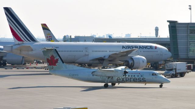 de Havilland Dash 8-300 (C-GEWQ) - Air Canada Express De Havilland Canada DHC-8-311 Dash 8 C-GEWQ in Toronto 