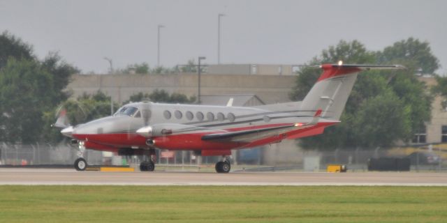 Beechcraft Super King Air 350 (N350FC) - Condensation trails coming off the tips of the props