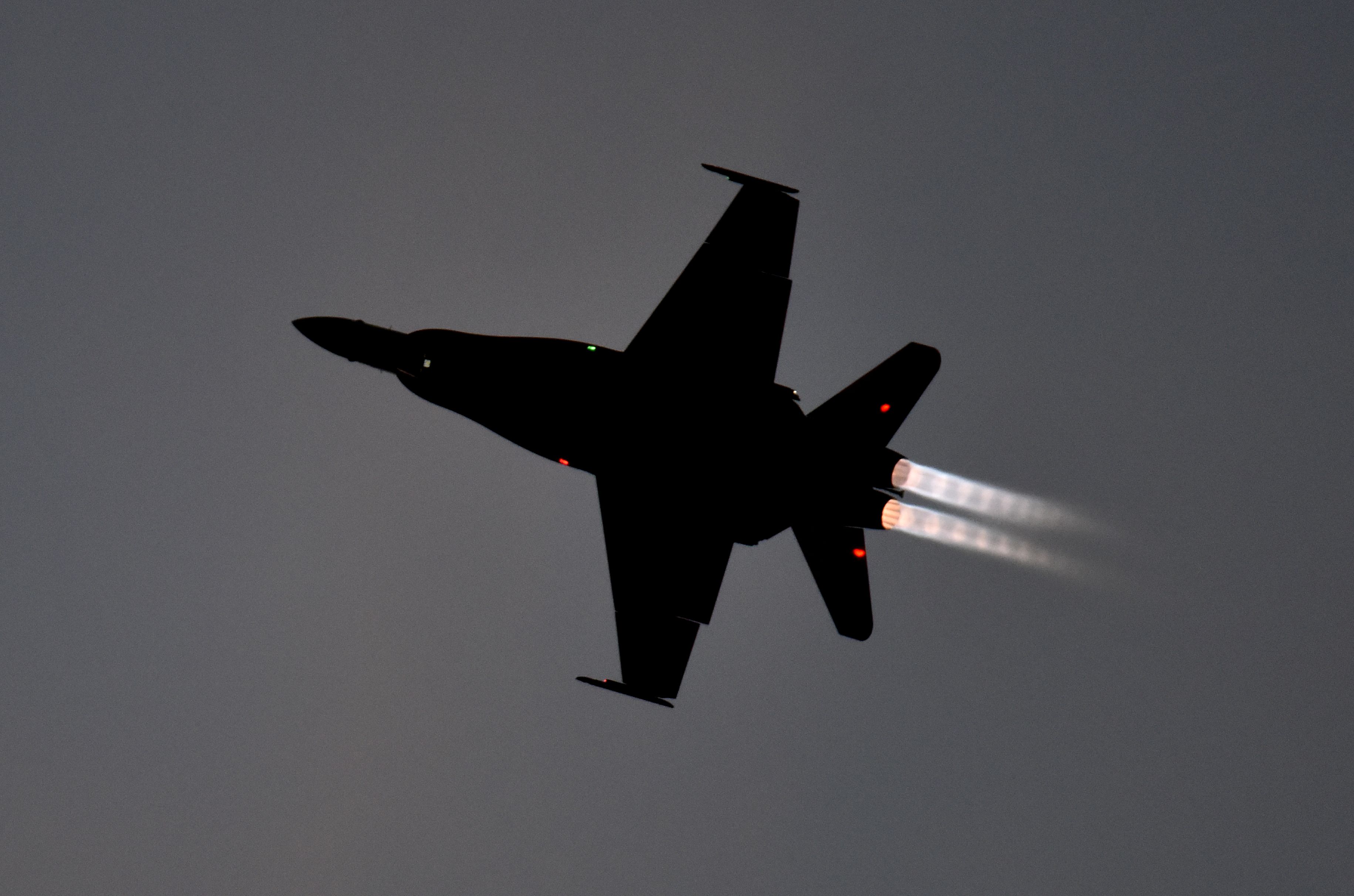 McDonnell Douglas FA-18 Hornet (18-8761) - Twilight demonstration