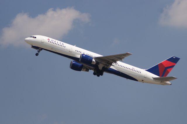 Boeing 757-200 (N675DL)