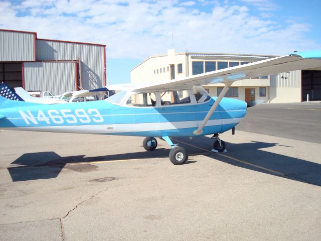 Cessna Skyhawk (N46593) - the smurf with its brothers at 5T6