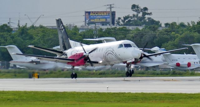 Saab 340 (N433XJ) - Landing on Rwy 10R.