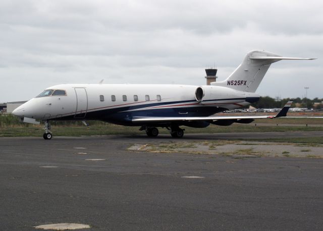 Bombardier Challenger 300 (N525FX)