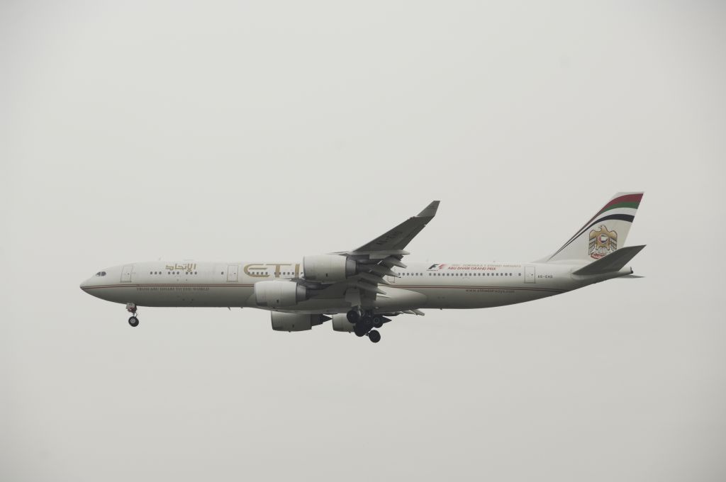 Airbus A340-500 (A6-EHD) - Final Approach to NRT Airport Runway 34L on 2011/11/3