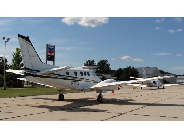 Beechcraft King Air 90 (N74B)