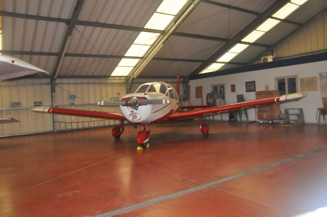 Piper Cherokee (OO-FLA) - Hangar de EBSG